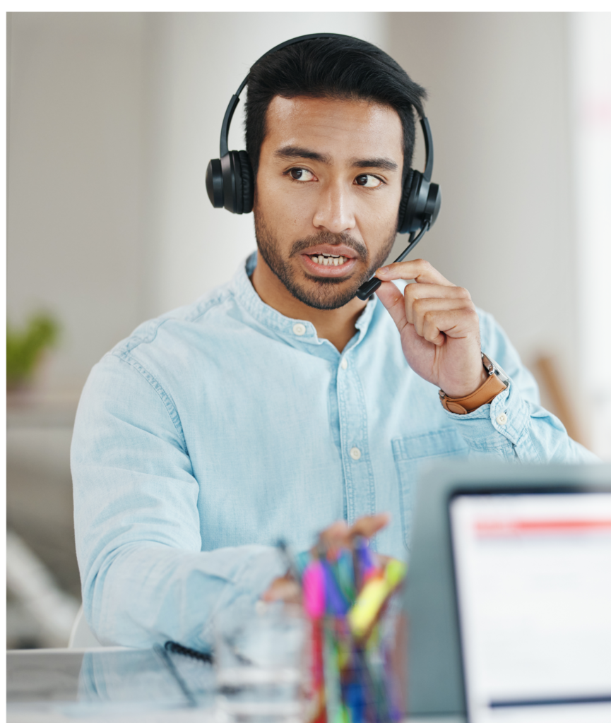 Homme en conversation à travers casque et micro